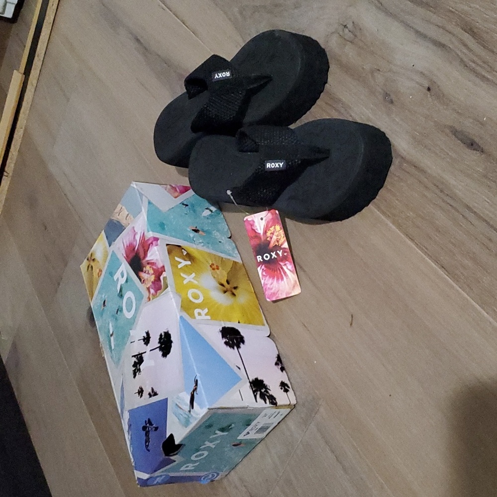 Roxy black flip flops